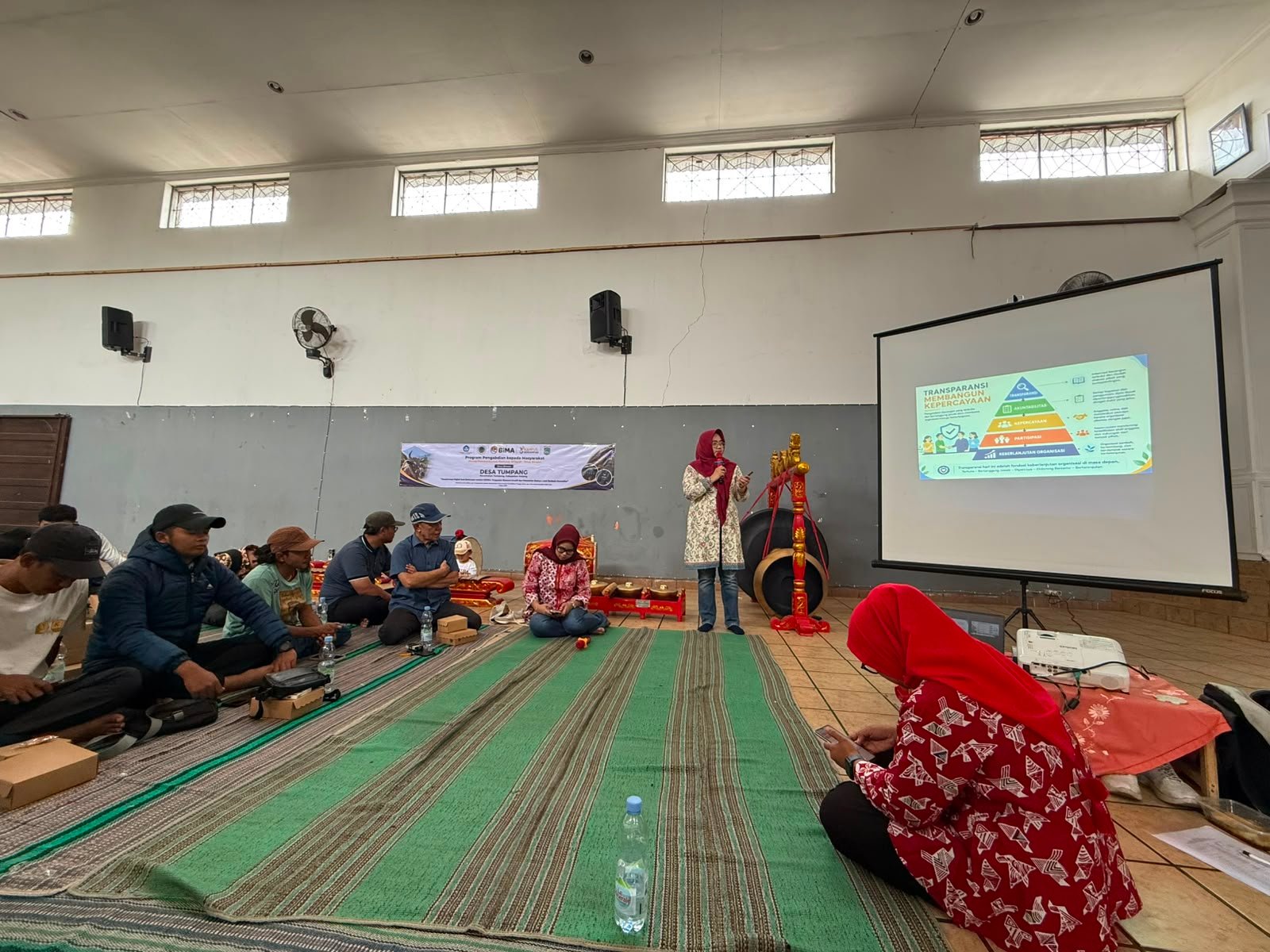UWG Perkuat Keterampilan Keuangan Warga Desa Tumpang, Dr. Irfany Dorong Pengelolaan Dana Lebih Tertib dan Akuntabel